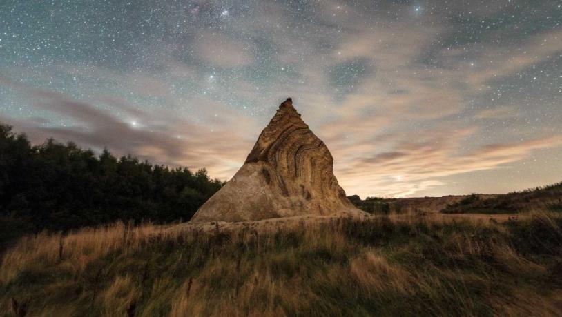 Bispehuen, Fur, Dark Sky